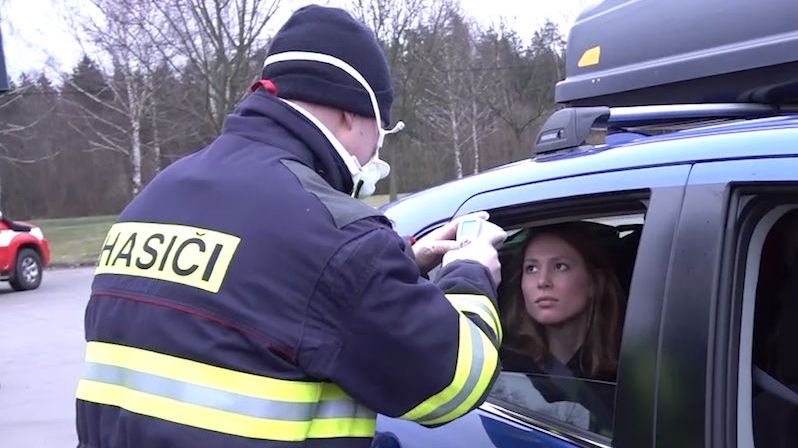 Opatření na hranicích: Podívejte se, jak policie zastavuje řidiče a hasiči měří cestujícím teplotu