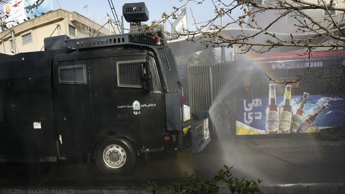 Policejní auto dezinfikuje ulice v Teheránu