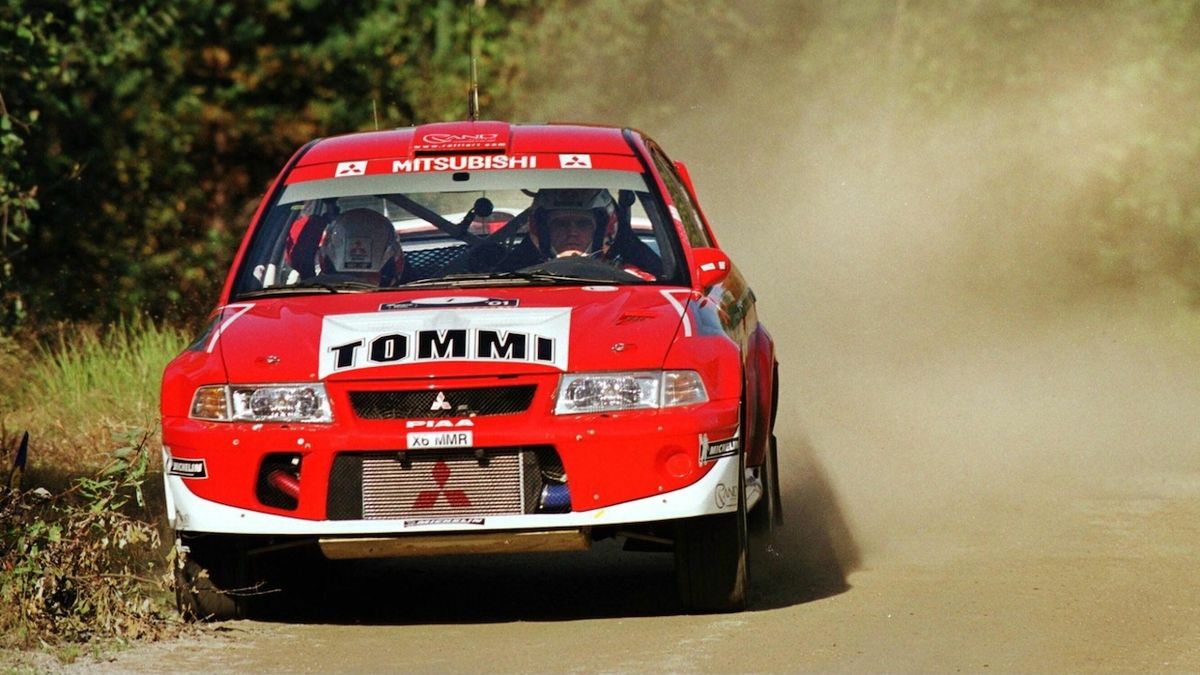 Tommi Mäkinen, nejslavnější jezdec rallye za volantem Mitsubishi Lancer Evolution, při Finské rallye v roce 2001