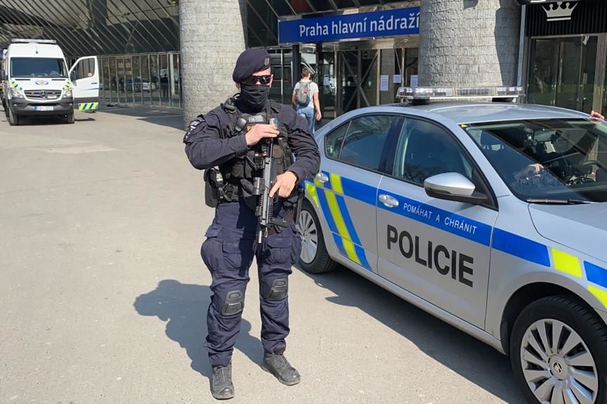 Manévry na hlavním nádraží v Praze: Policie ho vyklízela kvůli odloženému kufru s oblečením