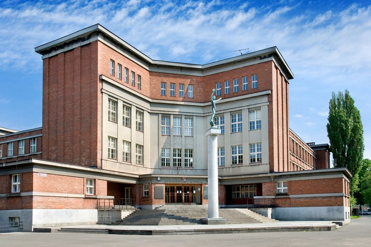 Škola J. K. Tyla v Hradci Králové je jednou z mnoha staveb, jež pro město Gočár navrhl. 