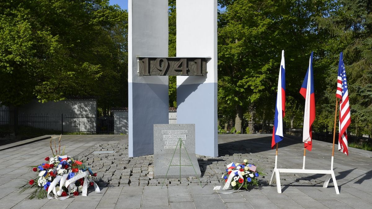 Pomník sovětských zajatců u sokolovského hřbitova ještě se všemi vlajkami.