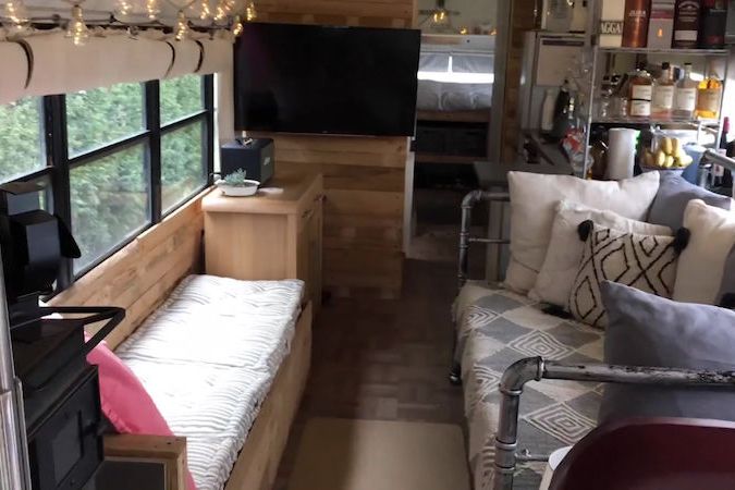 BEZ KOMENTÁŘE: Manželé si předělali starý školní autobus, aby v něm mohli bydlet