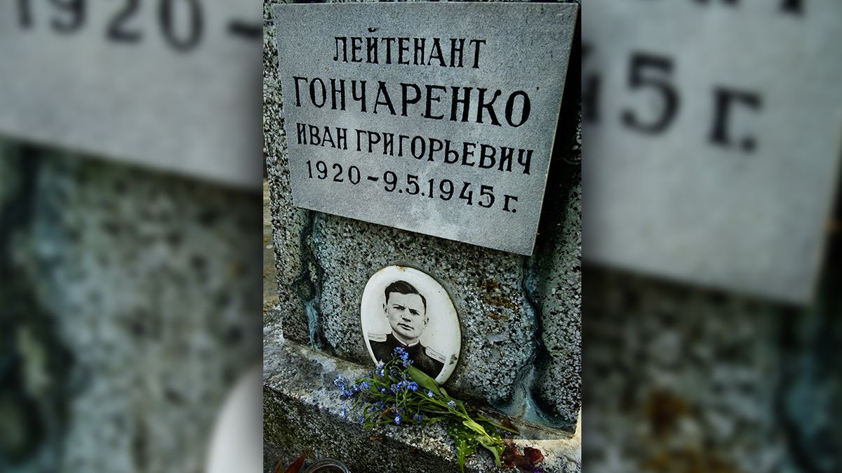 Hrob jednoho z příslušníků rudé armády na pražských Olšanských hřbitovech
