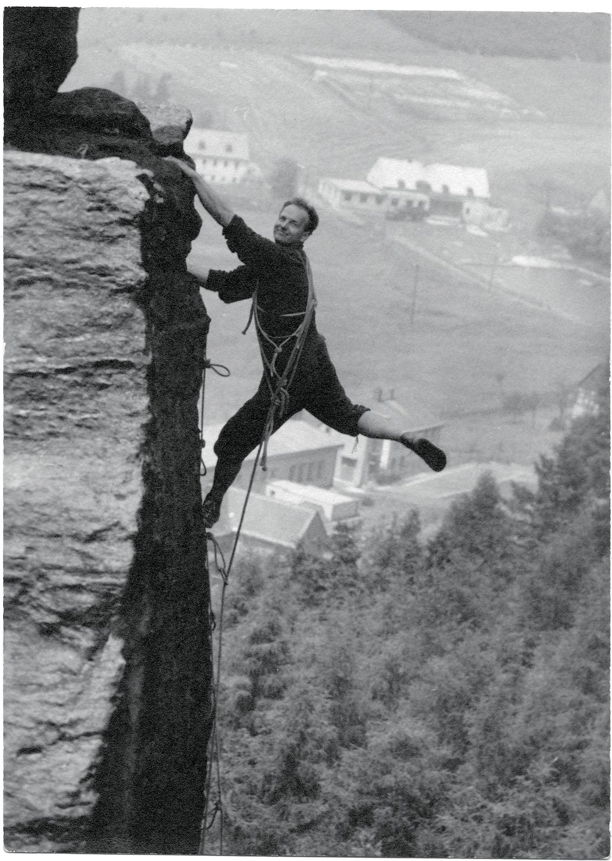 Valerián „Rišík“ Karoušek neztrácel humor ani při lezení na písku, polovina 60. let.