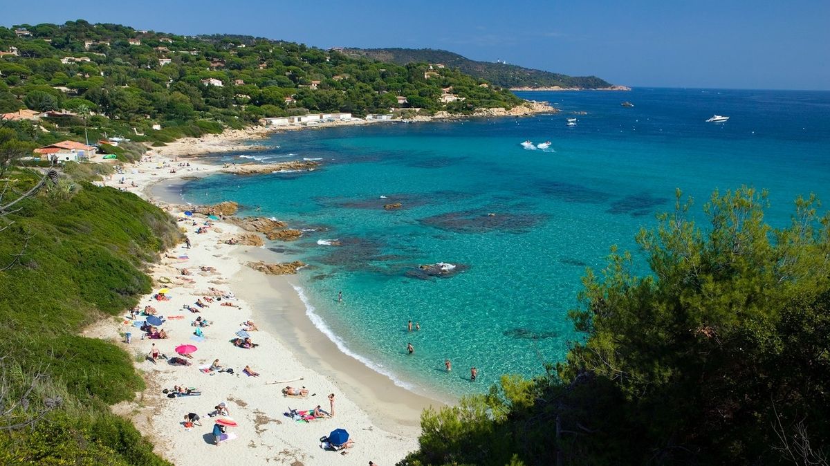 Pláž u St. Tropez ve Francii. Ilustrační foto
