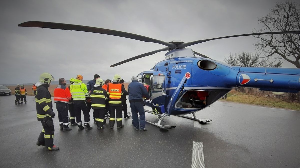 Řidič na Benešovsku narazil do betonového nosníku pod mostem, zemřel na místě
