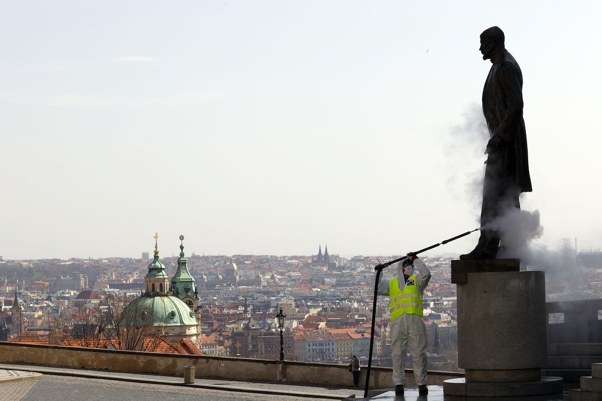 Dezinfekce Hradčanského náměstí v Praze, březen 2020
