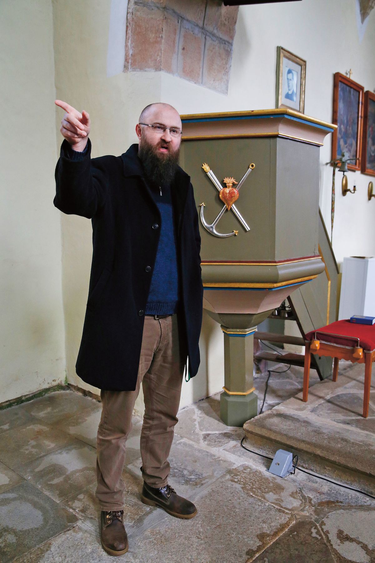 Současný farář Pavel Jäger před kazatelnou.