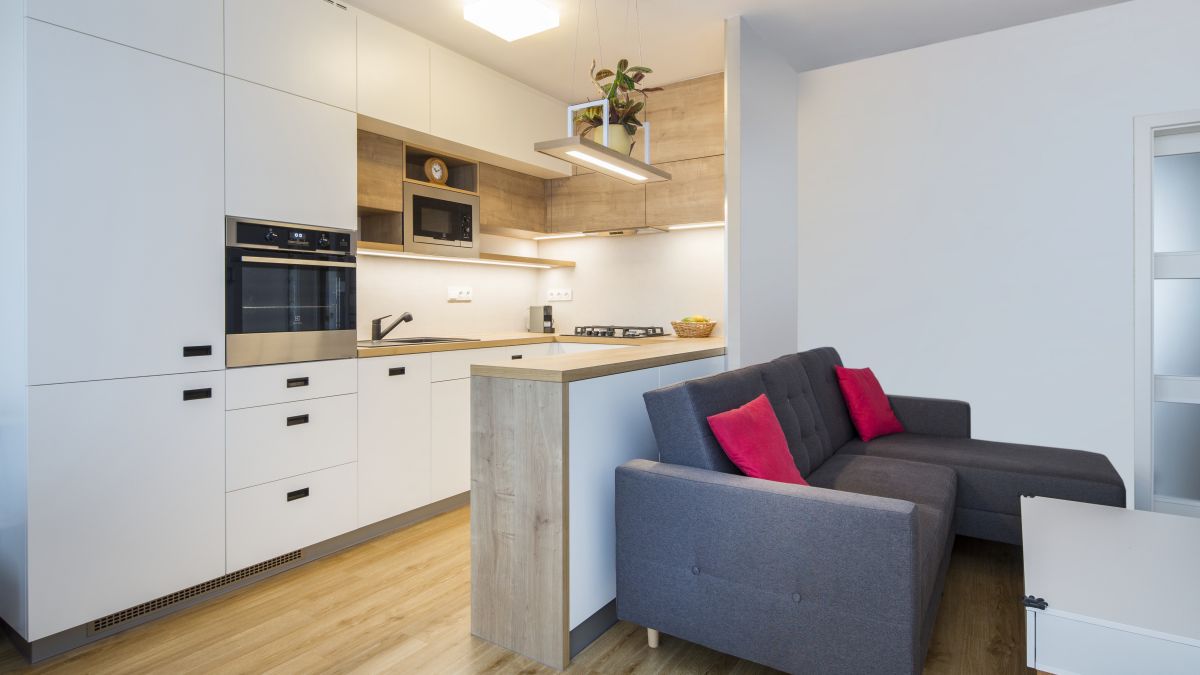 Majitelka rekonstruovaného bytu upřednostnila větší prostor v obývacím pokoji a kuchyni. 