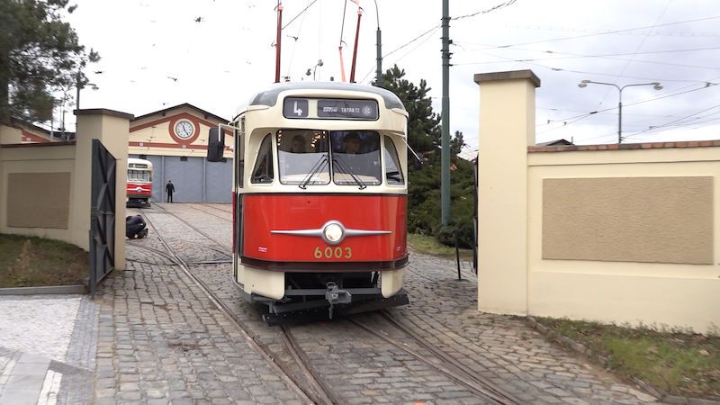 Do pražských ulic vyjely rekonstruované tramvaje T2
