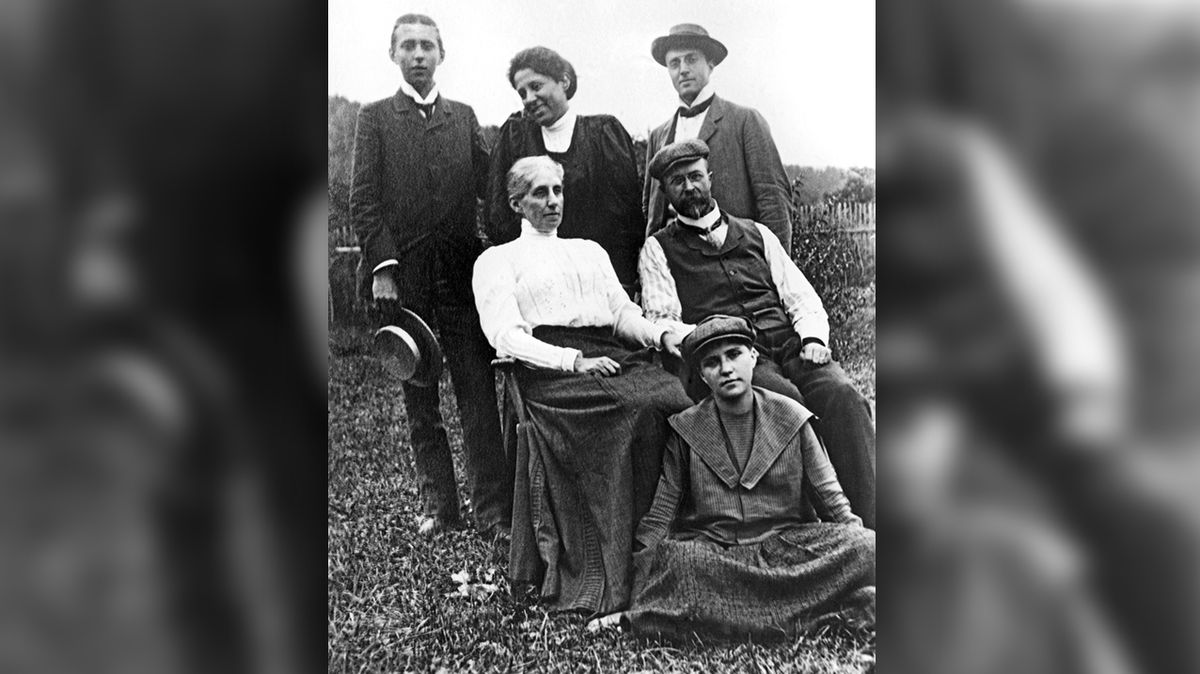 Prezidentova rodina. Stojící zleva: syn Herbert, dcera Alice, syn Jan; uprostřed Charlotta Masaryková, Tomáš Garrigue Masaryk; sedící dole dcera Olga.