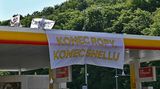 Aktivisté obsadili v Praze čerpací stanice. Chtějí konec ropy