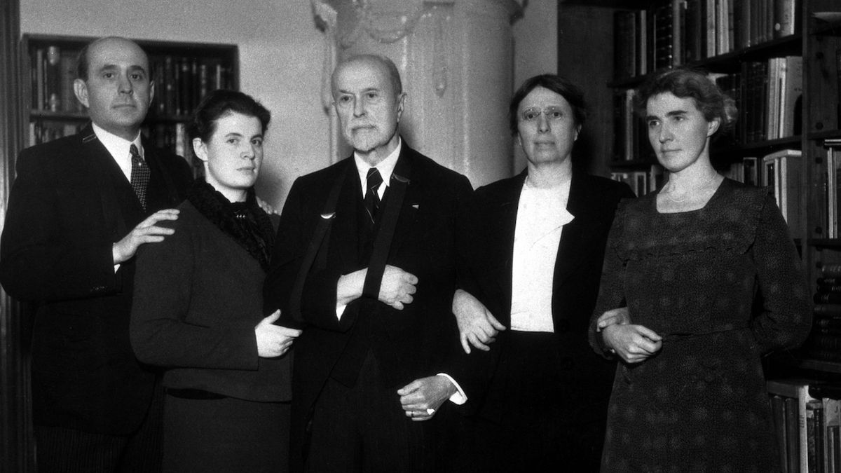 Rodina T. G. Masaryka v den abdikace 14. prosince 1935. Zleva syn Jan, vnučka Anna, TGM a dcery Alice a Olga.