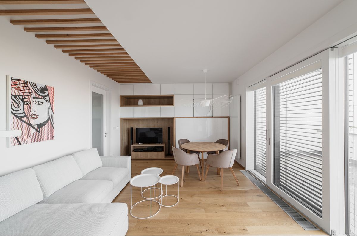 Dominantní je v bytě bílá, která je oživena dubovými prvky, aby interiér nepůsobil příliš sterilně.