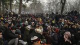 Tisíce migrantů se z řeckých hranic pokoušejí dostat dál do evropských zemí