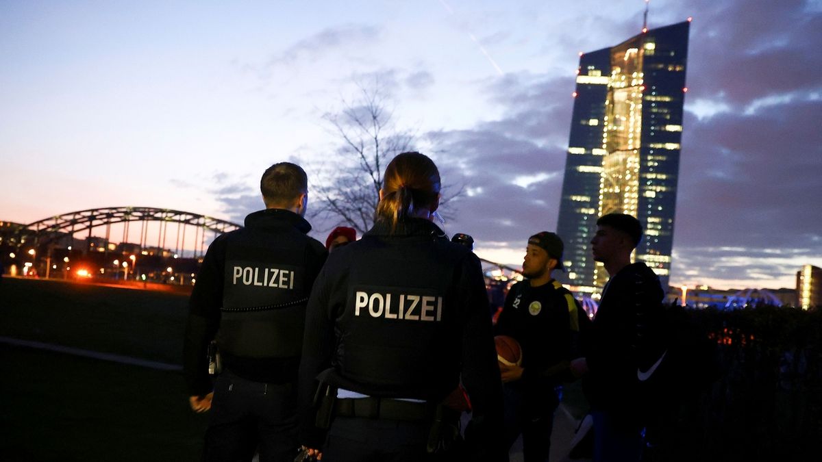 Policisté ve Frankfurtu nad Mohanem kontrolují dodržování opatření, která tamější vláda vyhlásila v boji proti šíření koronaviru.