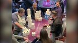 V soukromém klubu v Londýně hráli poker o toaletní papír