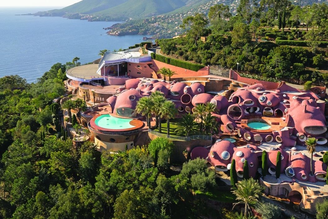 Jako chapadlo obří chobotnice vypadá dům, který se podruhé snaží prodat francouzský módní návrhář Pierre Cardin.