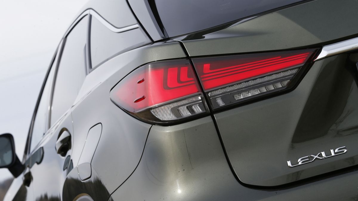 Polskému premiérovi ukradli lexuse přímo před jeho domem