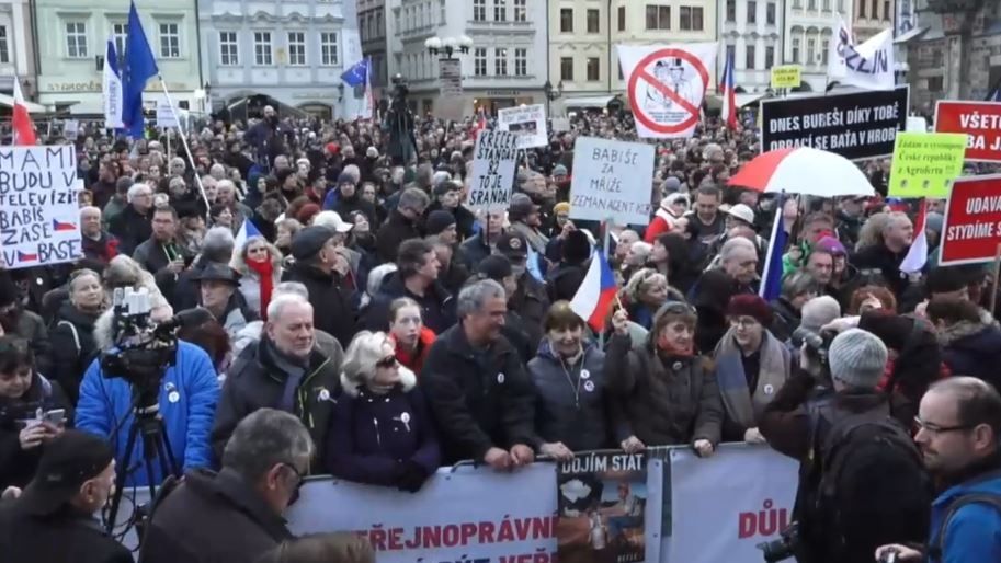 V Praze protestovaly tisíce lidí. Milion chvilek varoval před rozvratem institucí