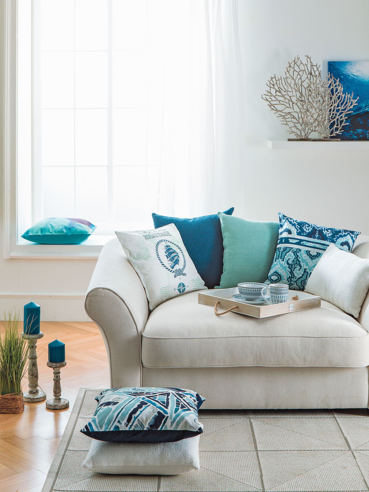 Oživte svůj obývací pokoj o dekorativní polštářek Indigo v odstínech modré barvy. Tato uklidňující barva vnese do vašeho interiéru klid a pohodu. Zajímavý motiv se navíc jen tak neokouká. Cena 120 Kč.