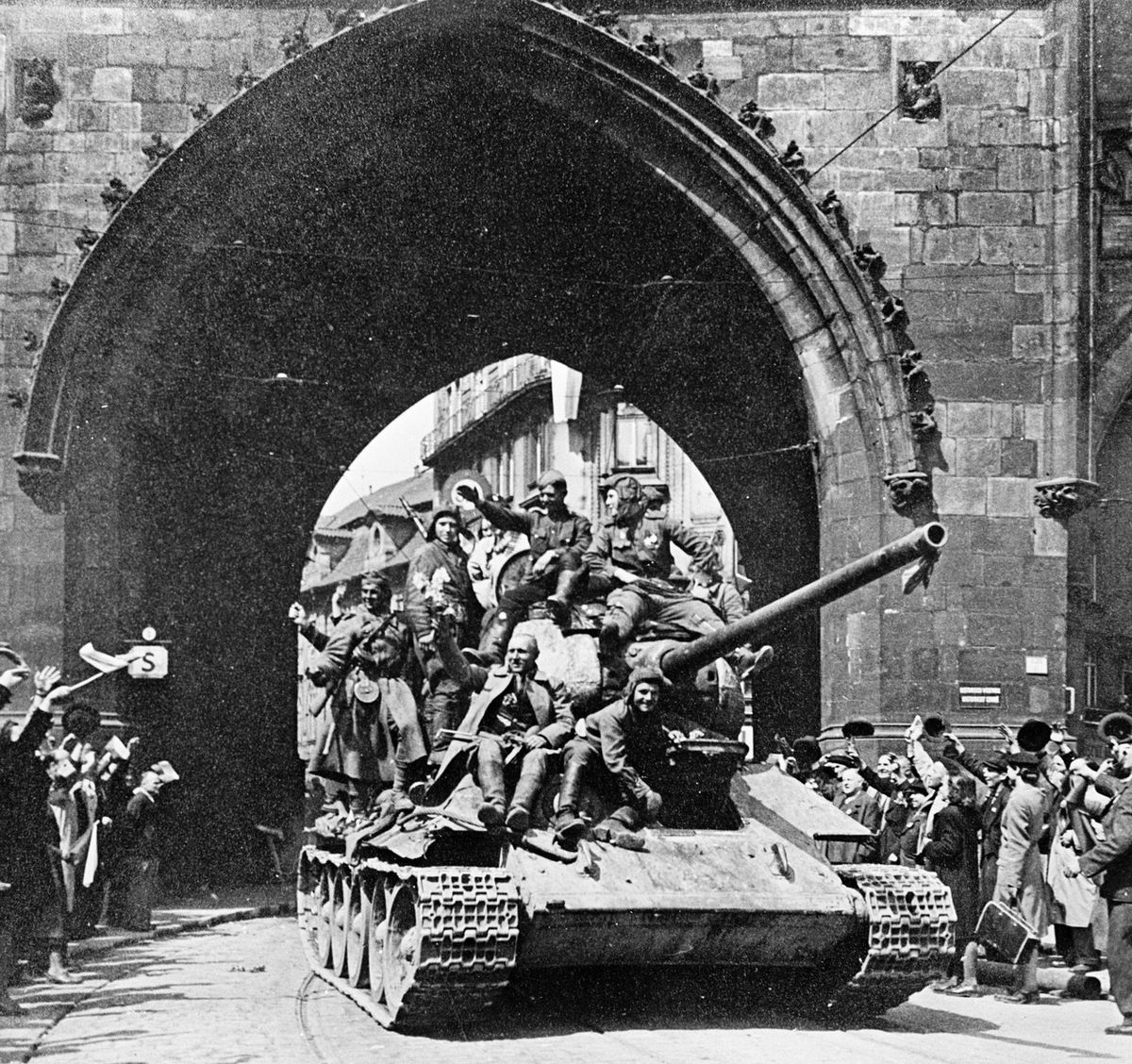 Sovětský tank T-34 projíždí Prahou.