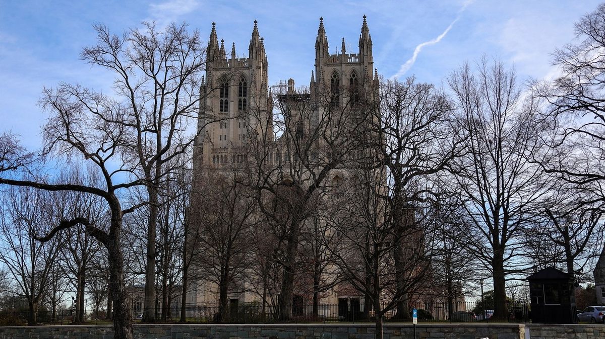 Pod katedrálou ve Washingtonu byly objeveny tisíce respirátorů