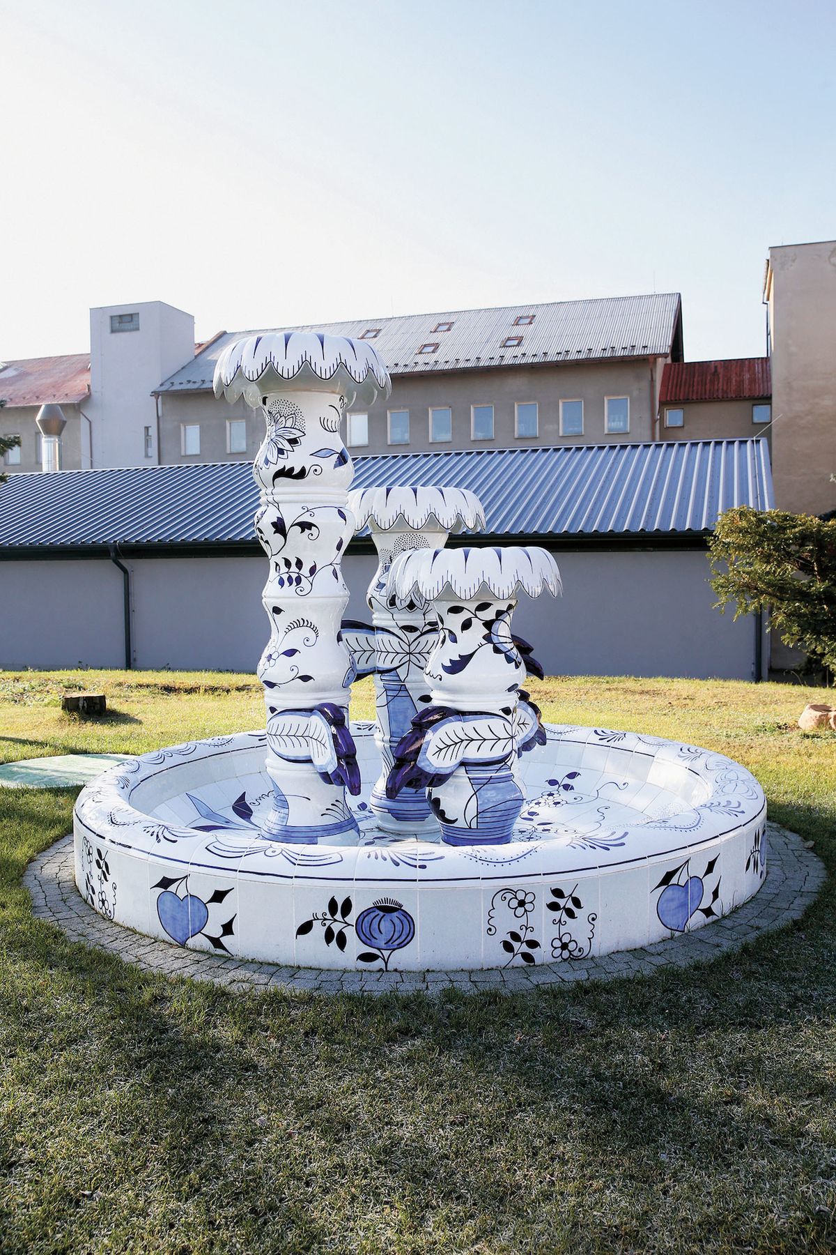 V porcelánce v Dubí si vyrobili pro radost cibulákovou fontánu.