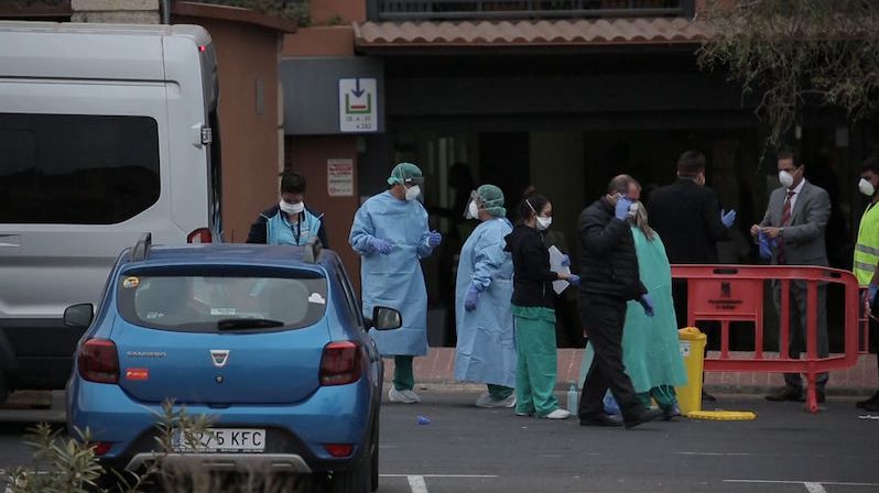 Pět Čechů se vrací z Tenerife, zamíří do domácí karantény