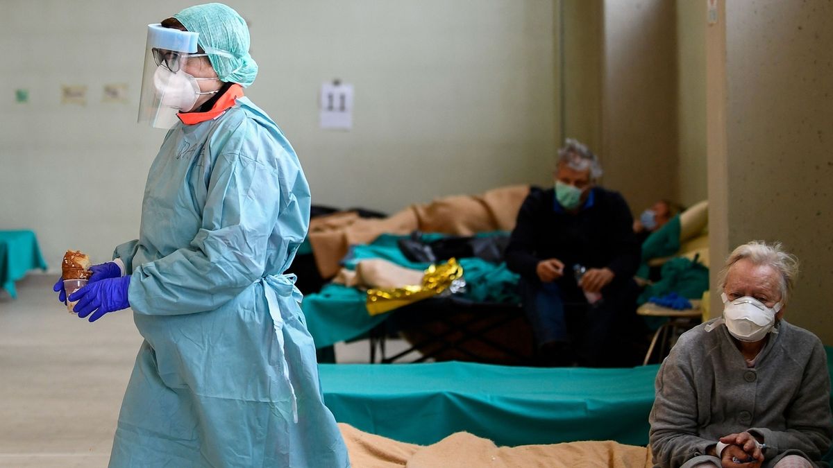 Zdravotníci v provizorní nemocnici v italské Brescii