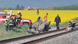 Vlak smetl na přejezdu na Plzeňsku auto, zemřela mladá žena, mladistvý a dítě