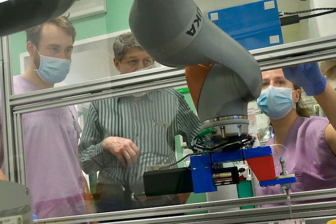 Robot „Pipeťák” pomáhá v Nemocnici Na Bulovce s testováním vzorků na koronavirus 