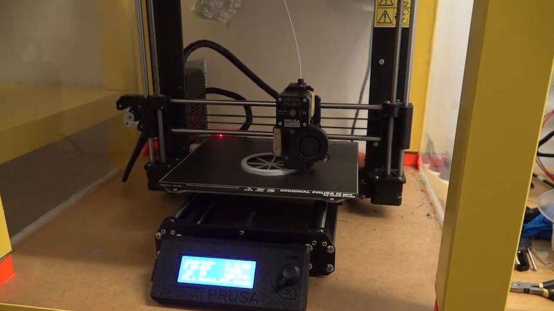 Vědci z ČVUT testují další ochrannou pomůcku z 3D tiskáren. Má být i pro veřejnost