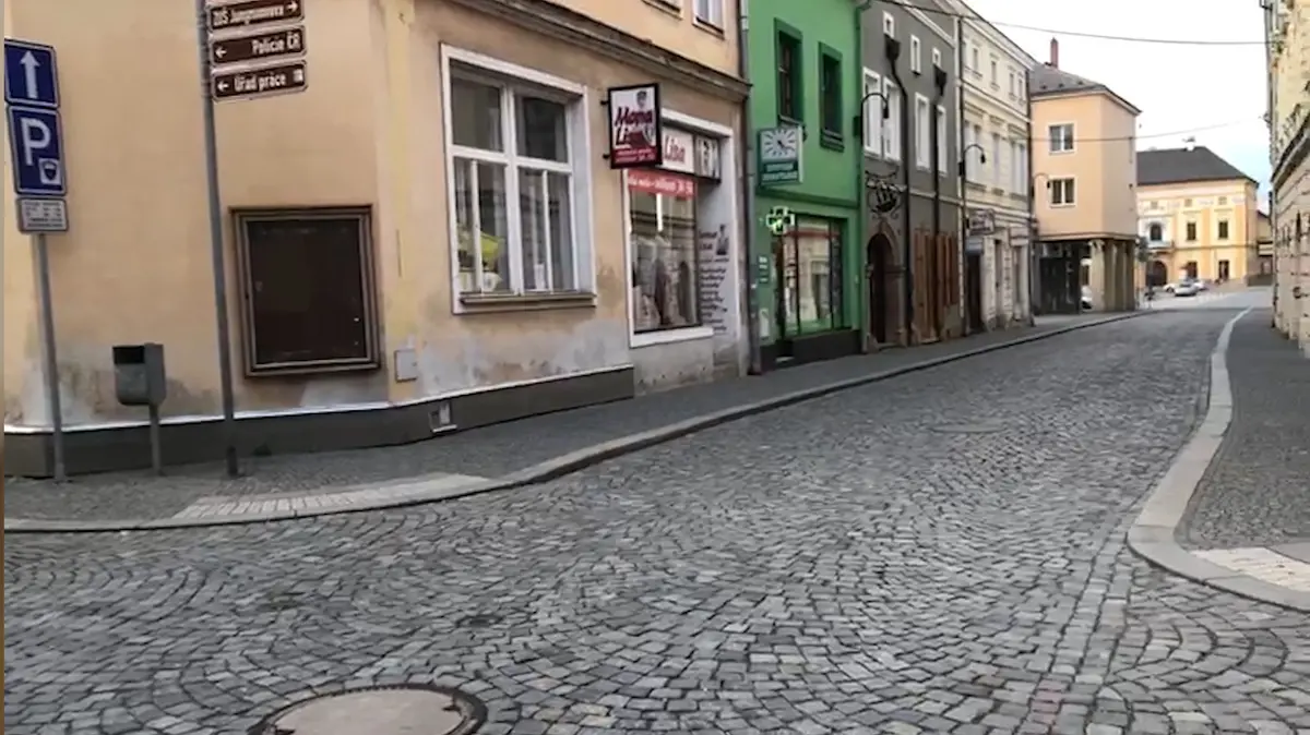 Ulice Litovle jsou už pátý den bez lidí