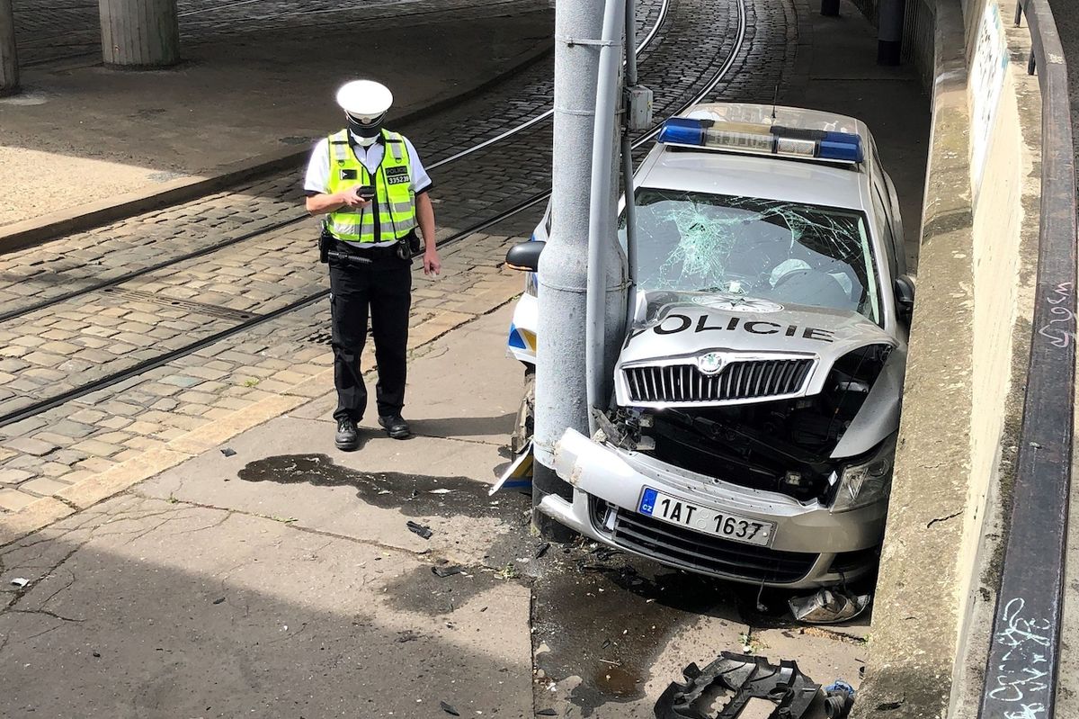 Policejní auto vrazilo v Praze do sloupu
