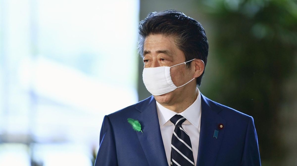 Japonský premiér Šinzo Abe s rouškou, která se stala terčem kritiky mnohých zdravotníků.