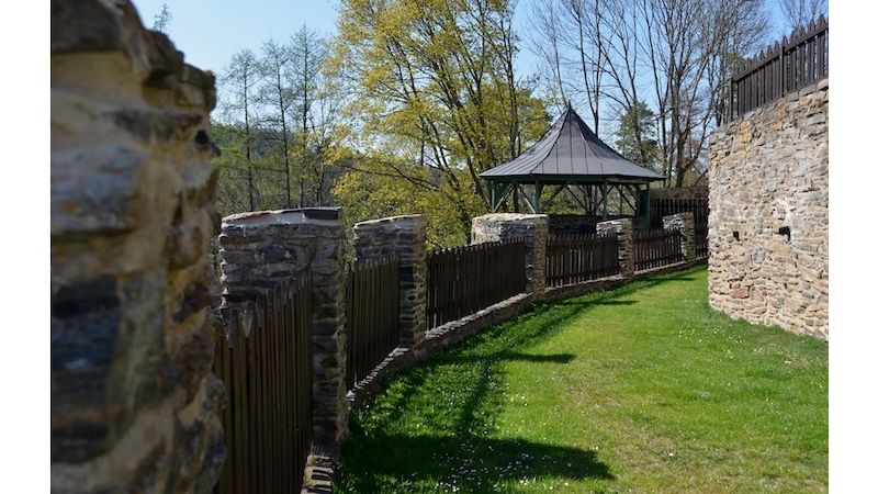 Hrad Svojanov od 12.května 2020 zpřístupní venkovní areál, zahrady, vyhlídky, hradby a věž.