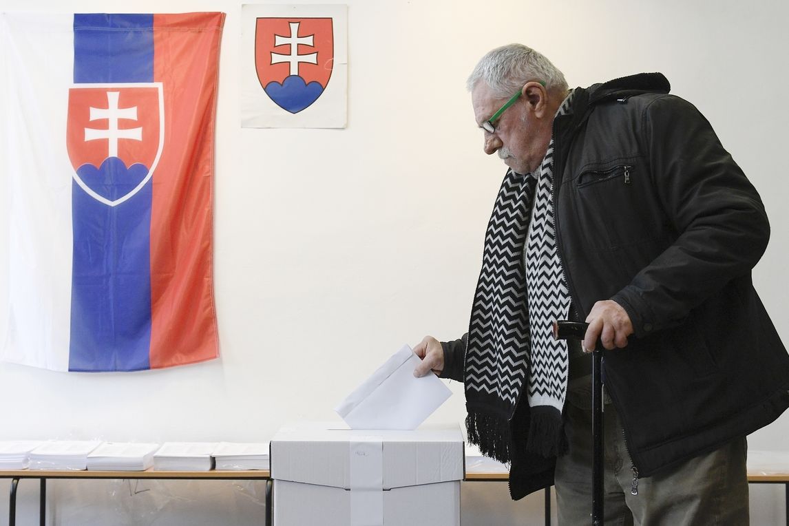 Muž hlasuje v Trnavě ve volbách do slovenského parlamentu.