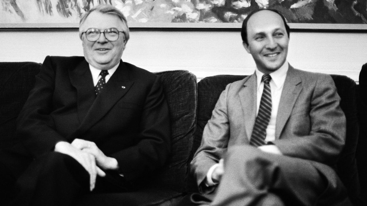 Pierre Mauroy (vlevo) a Laurent Fabius v roce 1984
