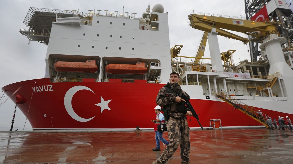 Vrtná loď Yavuz před vyplutím od tureckých břehů ke Kypru.
