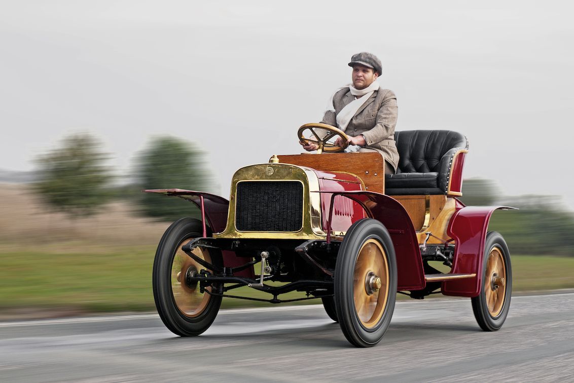 Laurin Klement Voituretta Typ A (na moderním snímku) bylo první skutečně sériové vyráběné auto této firmy.
