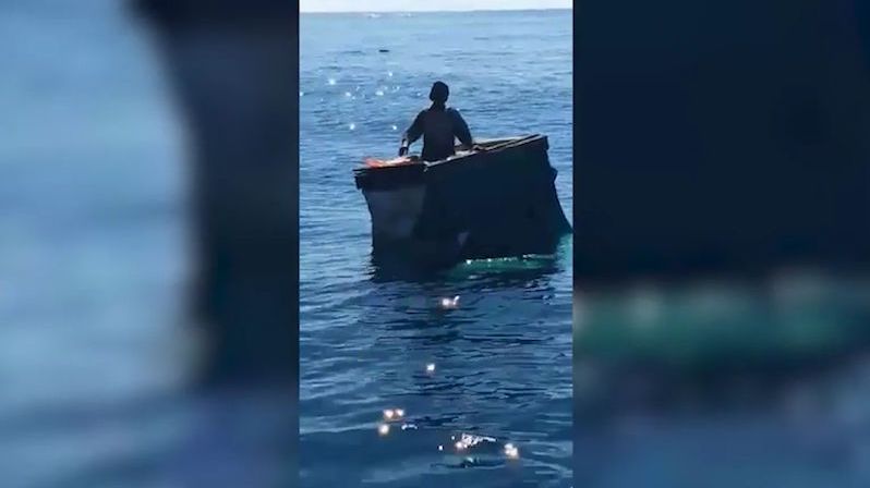Rybáře zachránili poté, co strávil týden na moři jen v chladícím boxu