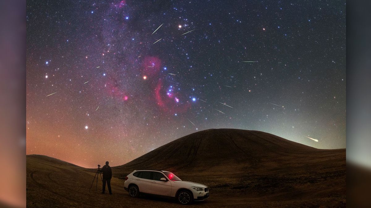 Maximum Orionid v roce 2017 nad Mongolskem. Orion je sedm jasných hvězd připomínajících motýla ve směru nad autem.