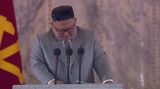 Kim Čong-un projevem rozplakal diváky i sám sebe