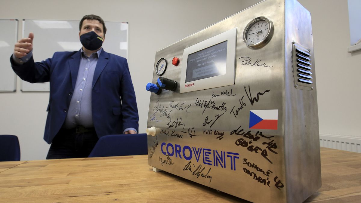 Jednatel třebíčské skupiny firem MICo Group Jiří Denner představuje nový plicní ventilátor CoroVent určený pro lidi s koronavirem. Vyvinuli ho odborníci spolupracující na platformě COVID19CZ. Projekt podpořila veřejná sbírka.