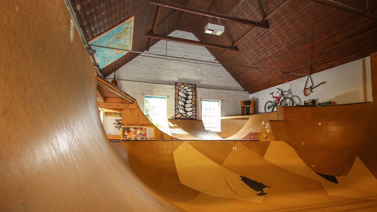 Interiéru velkého milovníka jízdy na skateboardu dominuje dřevo.
