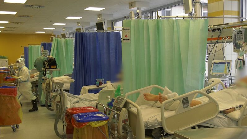 Kapacita intenzivních lůžek v nemocnicích Karlovarského kraje je podle hejtmana už z 90 procent naplněná