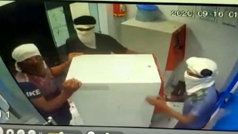 Zloději ukradli půltunový bankomat holýma rukama, zachytila je kamera