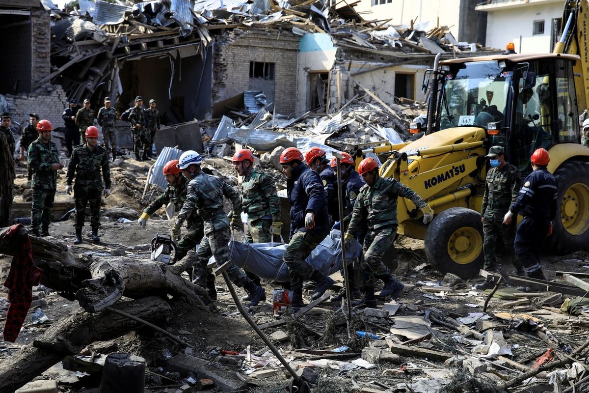 Záchranáří odnášejí z trosek zřízeného domu jednu z obětí ostřelování ázerbájdžánského města Gjandža.